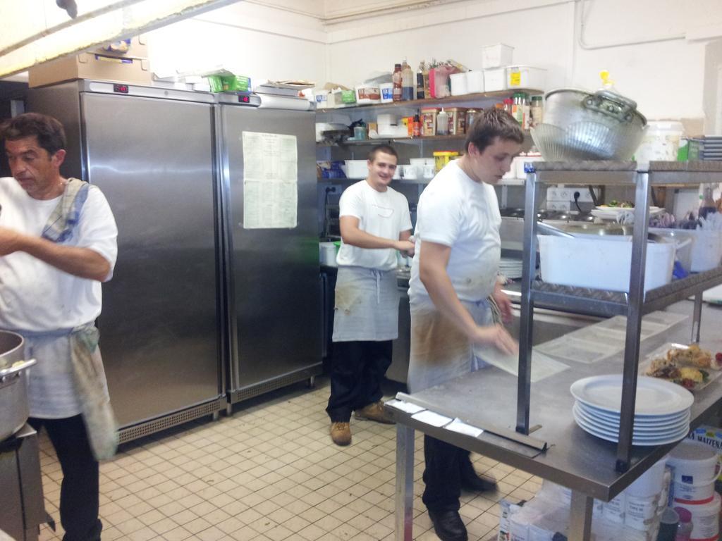 Le Grand Hotel Aups Bagian luar foto