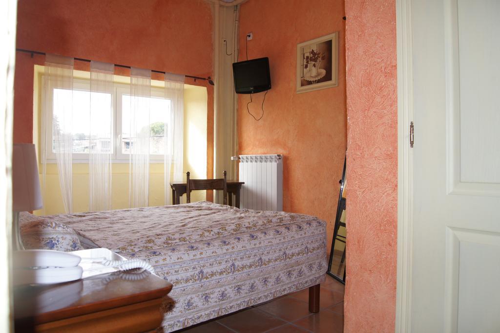 Le Grand Hotel Aups Bagian luar foto