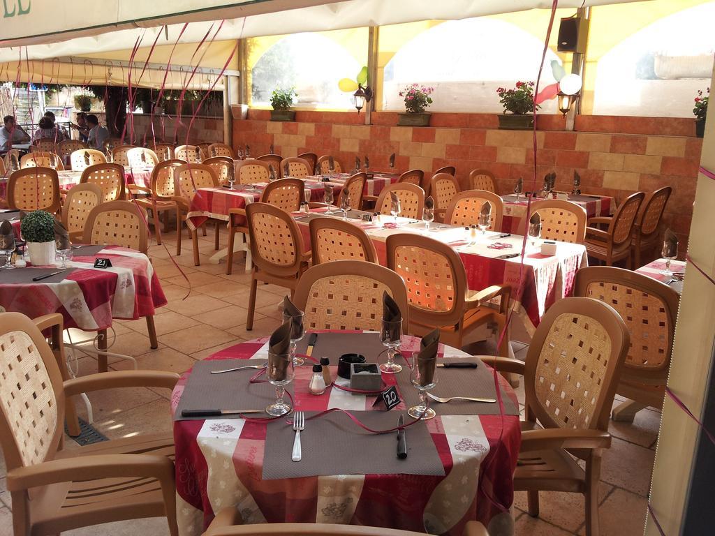 Le Grand Hotel Aups Bagian luar foto